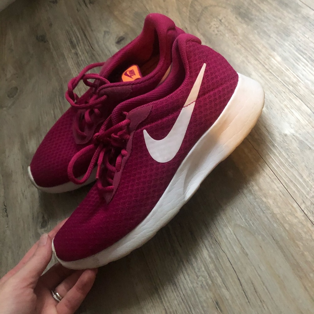 Nike tanjun tennis shoes